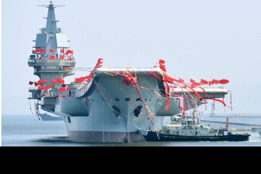  Tàu sân bay Sơn Đông (CV-17) hiện nay có cảng nhà đặt tại cảng Tam Á của đảo Hải Nam, đây cũng là căn cứ chính của Hạm đội Nam Hải thuộc Hải quân Trung Quốc. Đối tượng tác chiến chủ yếu của Hạm đội Nam Hải không gì khác ngoài khu vực Biển Đông nơi Trung Quốc đang có nhiều hành động bành trướng khiến các quốc gia láng giềng trên biển vô cùng quan ngại. Có thể thấy rằng thông tin cụm tác chiến tàu sân bay Sơn Đông hình thành sẽ không phải là một tin vui gì đối với các nước Đông Nam Á đại dương. Ảnh: Tàu sân bay Sơn Đông trong lễ gia nhập biên chế.