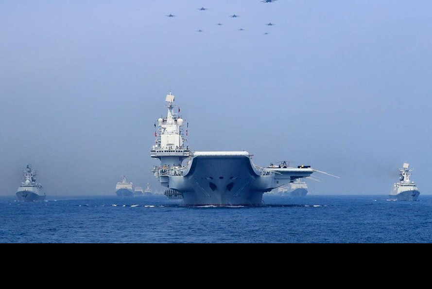 Trái ngược với tình trạng thê thảm của Hải quân Anh, Trung Quốc mới đây đã tuyên bố rằng tàu sân bay Sơn Đông (CV-17) mới biên chế của họ đã hoàn thành tất cả các khóa huấn luyện trên biển, trong cuối năm nay hoặc chậm nhất là sang đầu năm sau, cụm tác chiến tàu sân bay này sẽ chính thức hình thành xong. Trước đó từ lâu, cụm tác chiến tàu sân bay Liêu Ninh (CV-16) đã hoạt động toàn diện và vô cùng tích cực, tạo sức mạnh cho Hải quân Trung Quốc. Ảnh: Cụm tác chiến tàu sân bay Liêu Ninh của Trung Quốc.
