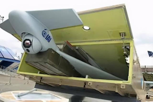 UAV Harop được phóng bằng bệ phóng gắn trên xe tải chuyên dụng, một xe tải chuyên dụng có thể mang theo 9 chiếc Harop và nếu mang đầy đủ nhiên liệu, một chiếc Harop có thể bay liên tục 6 giờ trên không. Nó có thể hoạt động ở chế độ tự động hoặc thủ công. Ảnh: UAV Harop do Israel sản xuất - Nguồn: Sina