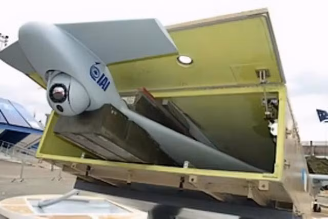 UAV Harop được phóng bằng bệ phóng gắn trên xe tải chuyên dụng, một xe tải chuyên dụng có thể mang theo 9 chiếc Harop và nếu mang đầy đủ nhiên liệu, một chiếc Harop có thể bay liên tục 6 giờ trên không. Nó có thể hoạt động ở chế độ tự động hoặc thủ công. Ảnh: UAV Harop do Israel sản xuất - Nguồn: Sina