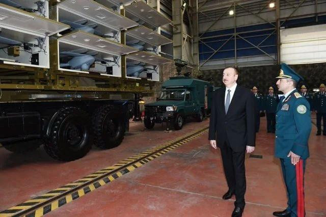 Chiếc UAV Harop ngay từ khi ra mắt đã thu hút được nhiều quốc gia quan tâm, Azerbaijan cũng là một trong những khách hàng sử dụng chính của loại UAV này. Tuy nhiên với khả năng phòng không của Iran, việc bắn hạ một mục tiêu như vậy thực sự không quá khó. Ảnh: Tổng thống Azerbaijan Aliyev kiểm tra một hệ thống UAV Harop của nước này - Nguồn: Sina