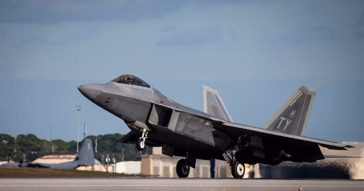 F-22 có khả năng tàng hình, độ nhạy, độ chính xác và nhận thức tình huống rất tốt, kết hợp với khả năng không đối không và không đối đất, đưa F-22 trở thành máy bay chiến đấu có hiệu suất tổng thể tốt nhất trên thế giới hiện nay. Ảnh: Chiến đấu cơ F-22 - Nguồn: Wikipedia.