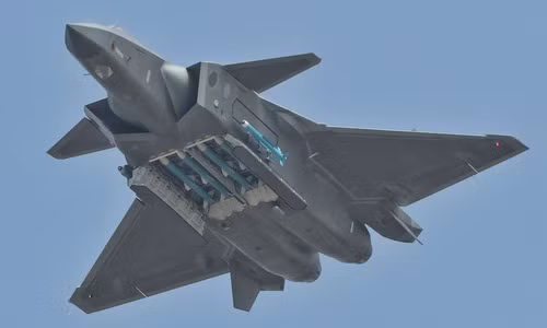 Thiết kế của F-20 khá đặc biệt so với các máy bay thế hệ thứ 5 khác, nó áp dụng sơ đồ bố trí cánh vịt để nâng cao khả năng cơ động. Ngoài ra J-20 còn sử dụng cửa hút khí siêu âm, một thiết kế đậm chất phương Tây, giúp giải quyết vấn đề hiệu suất khi bay ở tốc độ cao. Ảnh: Chiến đấu cơ J-20 - Nguồn: Wikipedia.