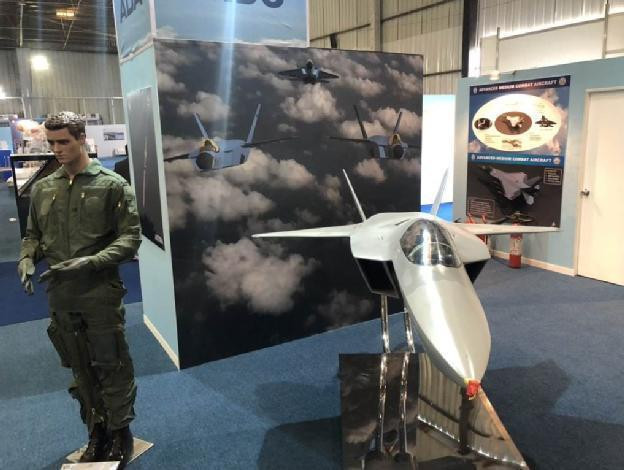 Việc Ấn Độ tuyên bố họ sẽ độc lập phát triển máy bay thế hệ thứ năm, và hiệu suất của nó tốt hơn so với máy bay thế hệ thứ 5 hiện có của Mỹ và Trung Quốc. Nhưng nói thì dễ, làm mới khó; quan trọng là liệu Ấn Độ có thể độc lập phát triển máy bay thế hệ thứ 5 hay không?. Ảnh: Đồ họa máy bay thế hệ 5 của Ấn Độ - Nguồn: Topwar 