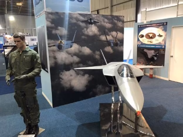 Việc Ấn Độ tuyên bố họ sẽ độc lập phát triển máy bay thế hệ thứ năm, và hiệu suất của nó tốt hơn so với máy bay thế hệ thứ 5 hiện có của Mỹ và Trung Quốc. Nhưng nói thì dễ, làm mới khó; quan trọng là liệu Ấn Độ có thể độc lập phát triển máy bay thế hệ thứ 5 hay không?. Ảnh: Đồ họa máy bay thế hệ 5 của Ấn Độ - Nguồn: Topwar 