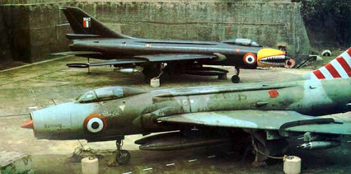 Đồng thời với việc sản xuất MiG-21, Ấn Độ cũng đưa vào trang bị 140 chiếc tiêm kích-bom Su-7. Nhìn Su-7 và MiG-21 có bề ngoài tương đối giống nhau, nhưng giá của Su-7 lại gấp đôi MiG-21. Nhưng MiG-21 vẫn còn được sử dụng cho đến ngày nay, nhưng Su-7 đã được thay thế hoàn toàn bởi MiG-27 vào đầu năm 1985. Ảnh: Su-7 của Không quân Ấn Độ - Nguồn: PTI