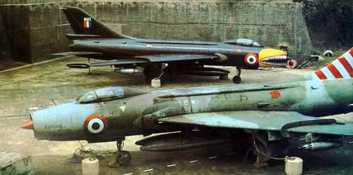 Đồng thời với việc sản xuất MiG-21, Ấn Độ cũng đưa vào trang bị 140 chiếc tiêm kích-bom Su-7. Nhìn Su-7 và MiG-21 có bề ngoài tương đối giống nhau, nhưng giá của Su-7 lại gấp đôi MiG-21. Nhưng MiG-21 vẫn còn được sử dụng cho đến ngày nay, nhưng Su-7 đã được thay thế hoàn toàn bởi MiG-27 vào đầu năm 1985. Ảnh: Su-7 của Không quân Ấn Độ - Nguồn: PTI