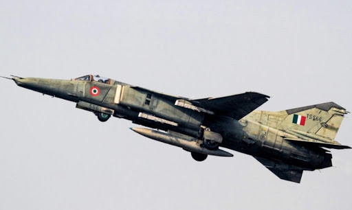Năm 1981, Ấn Độ cũng mua 165 máy bay cường kích MiG-27. Đây là mẫu máy bay phát triển trên cơ sở MiG-23, nhưng đã thay thế radar bằng thiết bị quang điện đối đất, buồng lái bọc giáp và có thể sử dụng tên lửa chống tăng, tên lửa chống bức xạ, tên lửa không đối không hồng ngoại, bom hàng không, rocket. Ảnh: MiG-27 của Không quân Ấn Độ - Nguồn: PTI