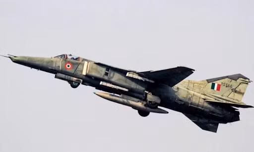 Năm 1981, Ấn Độ cũng mua 165 máy bay cường kích MiG-27. Đây là mẫu máy bay phát triển trên cơ sở MiG-23, nhưng đã thay thế radar bằng thiết bị quang điện đối đất, buồng lái bọc giáp và có thể sử dụng tên lửa chống tăng, tên lửa chống bức xạ, tên lửa không đối không hồng ngoại, bom hàng không, rocket. Ảnh: MiG-27 của Không quân Ấn Độ - Nguồn: PTI