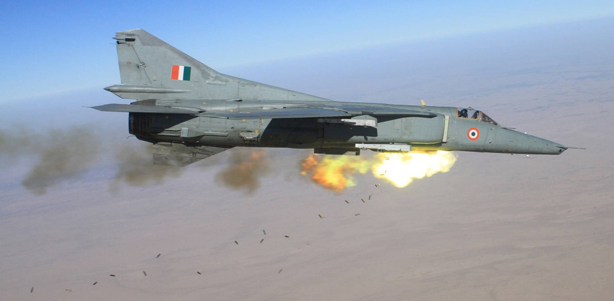 MiG-27 có bán kính chiến đấu 780 km và khả năng tiến công tầm thấp rất mạnh. Chúng có thể cất cánh và hạ cánh trên đường băng dã chiến trong điều kiện chiến trường; MiG-27 hoạt động trong không quân Ấn Độ đến tận tháng 12/2019 mới loại biên. Ảnh: MiG-27 của Không quân Ấn Độ - Nguồn: PTI