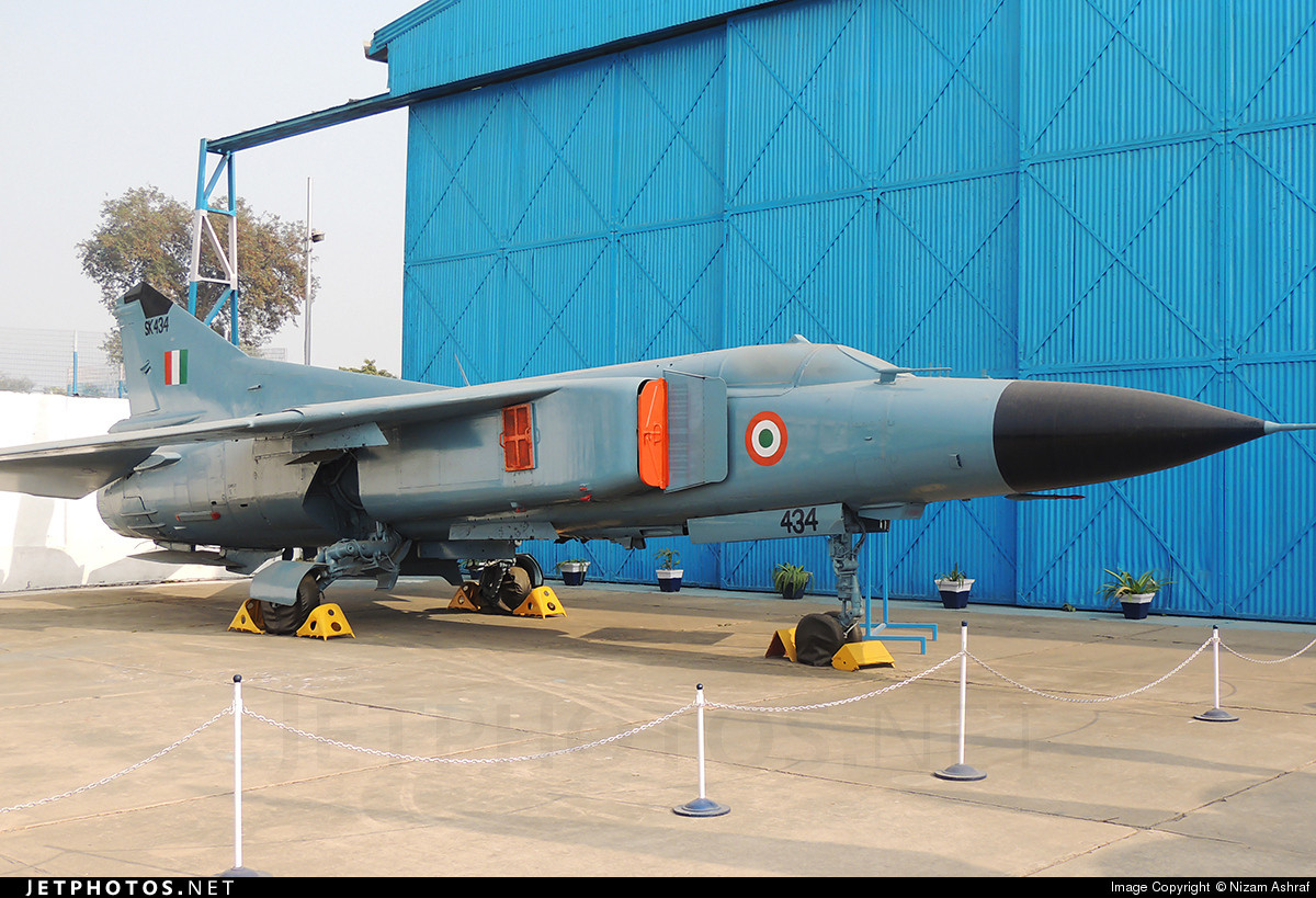 Tiếp theo là việc Ấn Độ mua 70 chiếc MiG-23BN/MF vào năm 1980, đây là loại máy bay chiến đấu "cánh cụp, cánh xòe", được trang bị radar tìm kiếm tầm xa và tên lửa không đối không tầm trung AA-7. Vào thời điểm đó, các nước có trang bị máy bay trang bị tên lửa tầm trung rất hiếm. MiG-23 phục vụ đến năm 2009 và đã loại biên. Ảnh: MiG-23BN/MF của Không quân Ấn Độ - Nguồn: Jet Foto