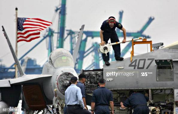 Ngoài ra nhờ thiết kế có nhiều ứu điểm, cho phép thời gian bảo trì, sửa chữa được rút ngắn rất nhiều, như vậy sẽ làm tăng hệ số sẵn sàng chiến đấu của máy bay. Việc có sở hữu hàng trăm máy bay chiến đấu phải nằm đất, không bằng một chiếc có thể cất cánh, điều này liên quan nhiều đến việc bảo đảm kỹ thuật. Ảnh: Bảo dưỡng kỹ thuật cho máy bay F/A-18 trên tàu sân bay Mỹ - Nguồn: Hải quân Mỹ.