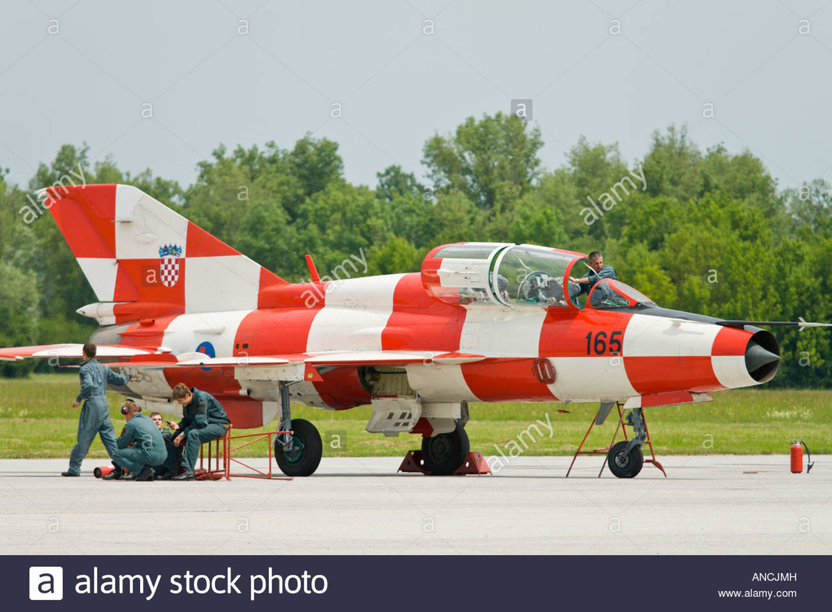 Ví dụ loại máy bay chiến đấu thế hệ 3 được chế tạo nhiều nhất là MiG-21 của Liên Xô (phiên bản của Trung Quốc là J-7), có thời gian bảo dưỡng trung bình lên đến 100 giờ. Mặc dù đội ngũ nhân viên kỹ thuật hàng không dù có chuyên nghiệp, nhưng không thể rút ngắn được thời gian bảo dưỡng, do cấu tạo thân máy bay MiG-21 được bọc gần như kín. Ảnh: Bảo dưỡng máy bay MiG-21 của Không quân Croattia - Nguồn: Alamy Stock.