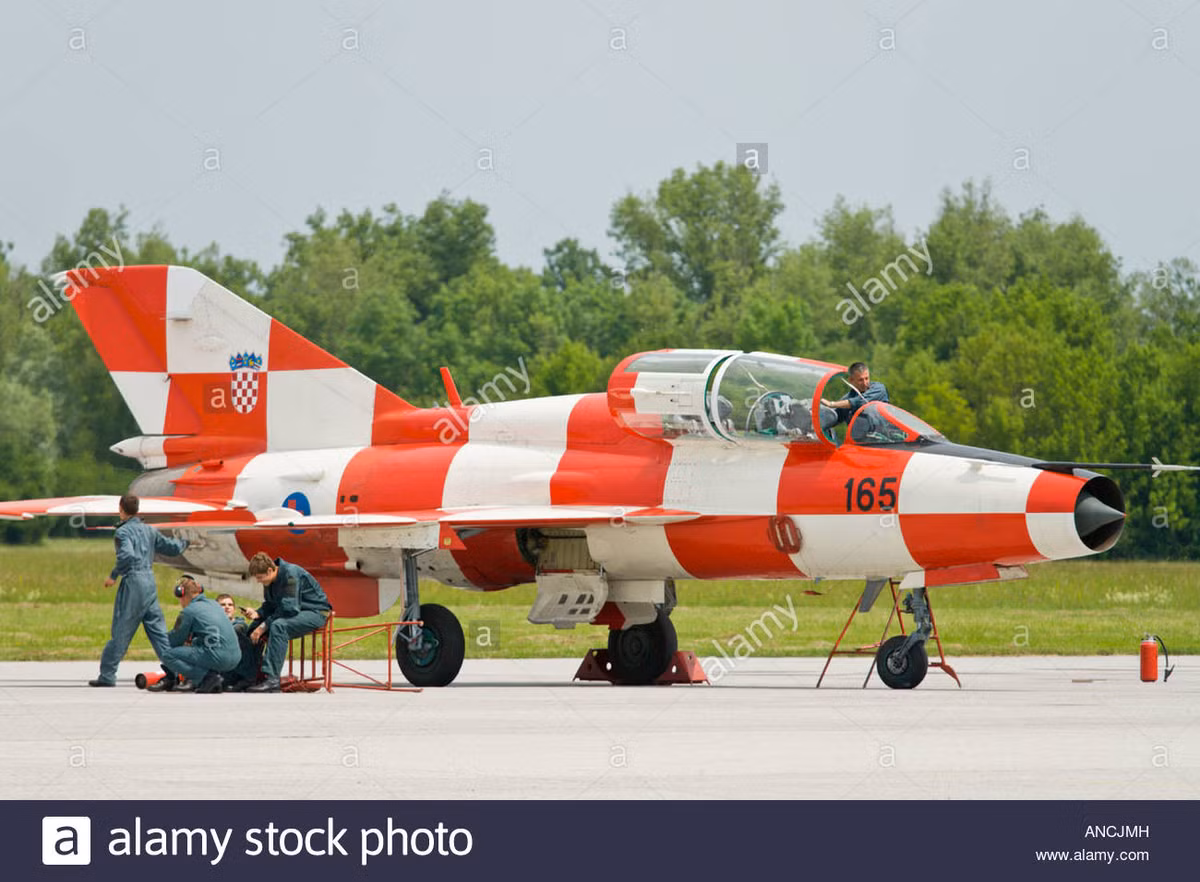Ví dụ loại máy bay chiến đấu thế hệ 3 được chế tạo nhiều nhất là MiG-21 của Liên Xô (phiên bản của Trung Quốc là J-7), có thời gian bảo dưỡng trung bình lên đến 100 giờ. Mặc dù đội ngũ nhân viên kỹ thuật hàng không dù có chuyên nghiệp, nhưng không thể rút ngắn được thời gian bảo dưỡng, do cấu tạo thân máy bay MiG-21 được bọc gần như kín. Ảnh: Bảo dưỡng máy bay MiG-21 của Không quân Croattia - Nguồn: Alamy Stock.