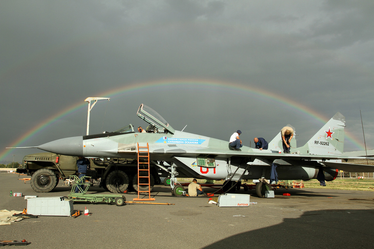 Trong các thiết kế máy bay chiến đấu của Liên Xô/Nga và Trung Quốc sau này, đã học hỏi từ các nhà thiết kế Mỹ về vấn đề bảo dưỡng, sửa chữa; trong phiên bản MiG-29 và Su-27, việc thay động cơ máy bay cũng đỡ phức tạp và tốn công hơn trước; hiện nay các loại máy bay của Nga hoặc Trung Quốc, khi chào hàng, đều công khai các chỉ số thiết kế về khả năng bảo trì, sửa chữa để cho khách hàng lựa chọn. Ảnh: Bảo dưỡng kỹ thuật cho máy bay MiG-29 của Không quân Nga - Nguồn: Topwar .