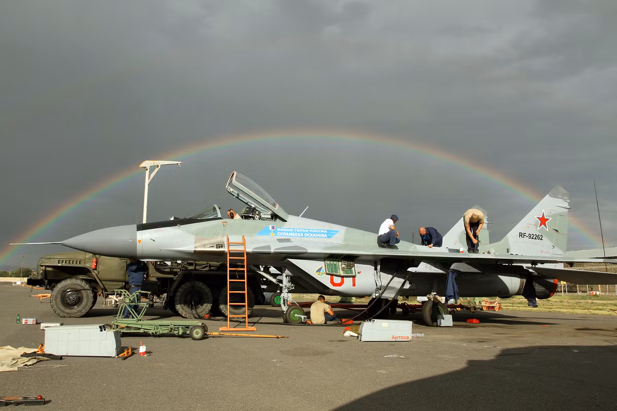 Trong các thiết kế máy bay chiến đấu của Liên Xô/Nga và Trung Quốc sau này, đã học hỏi từ các nhà thiết kế Mỹ về vấn đề bảo dưỡng, sửa chữa; trong phiên bản MiG-29 và Su-27, việc thay động cơ máy bay cũng đỡ phức tạp và tốn công hơn trước; hiện nay các loại máy bay của Nga hoặc Trung Quốc, khi chào hàng, đều công khai các chỉ số thiết kế về khả năng bảo trì, sửa chữa để cho khách hàng lựa chọn. Ảnh: Bảo dưỡng kỹ thuật cho máy bay MiG-29 của Không quân Nga - Nguồn: Topwar .