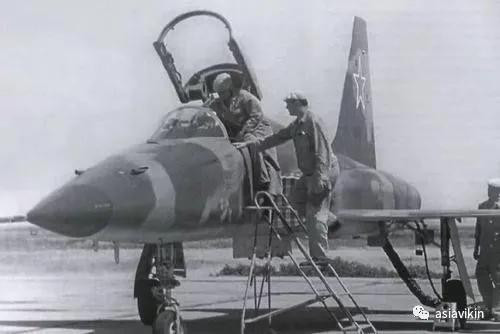 Ngược lại mẫu thiết kế máy bay chiến đấu F-5A của Northrop của Mỹ, mặc dù là thiết kế của những năm 1960 và 1970, nhưng việc áp dụng triết lý thiết kế là muốn khai thác tốt, phải bảo dưỡng tốt; nên có tỷ lệ thân máy bay có thể mở hơn 25%; đồng thời nhiều thiết kế dạng mô-đun được đưa vào, nên việc thay thế như động cơ, cánh máy bay… rất nhanh, vượt xa mẫu chiến đấu cơ chủ lực MiG-21 của Liên Xô khi đó. Ảnh: Máy bay chiến đấu F-5A - Nguồn: Wikipedia.