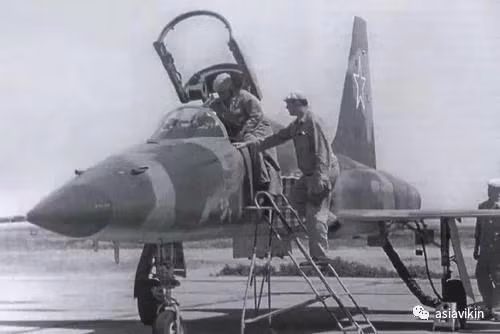 Ngược lại mẫu thiết kế máy bay chiến đấu F-5A của Northrop của Mỹ, mặc dù là thiết kế của những năm 1960 và 1970, nhưng việc áp dụng triết lý thiết kế là muốn khai thác tốt, phải bảo dưỡng tốt; nên có tỷ lệ thân máy bay có thể mở hơn 25%; đồng thời nhiều thiết kế dạng mô-đun được đưa vào, nên việc thay thế như động cơ, cánh máy bay… rất nhanh, vượt xa mẫu chiến đấu cơ chủ lực MiG-21 của Liên Xô khi đó. Ảnh: Máy bay chiến đấu F-5A - Nguồn: Wikipedia.