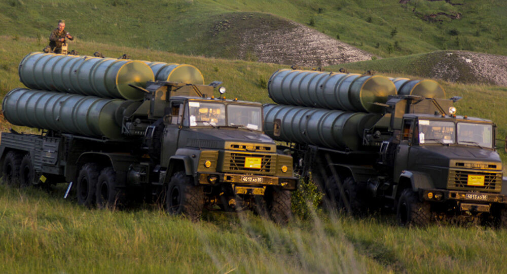 Theo những thông tin được tiết lộ, Không quân Israel đã sử dụng S-300 của Hy Lạp để huấn luyện, điều đó có nghĩa là nếu Syria cố gắng sử dụng S-300 để tấn công máy bay Israel, nó có thể bị tiêu diệt bởi máy bay quân sự của Israel. Ảnh: Hệ thống phòng không S-300 của Syria - Nguồn: Topwar