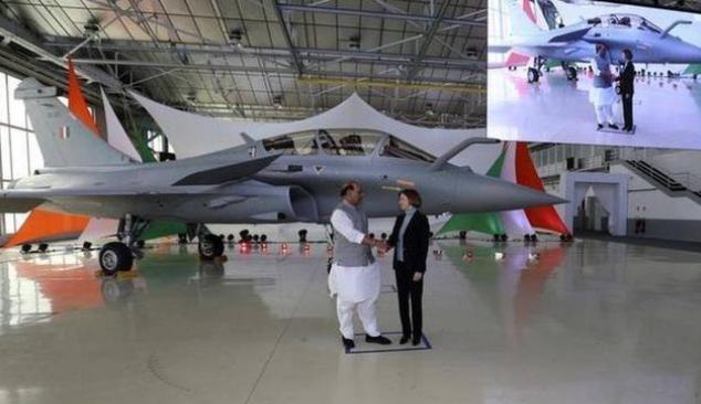 Với giá "cắt cổ" của Rafale, liệu nó có "sắt ra miếng" hơn F-35 của Mỹ? Trên thực tế, giá thành của máy bay chiến đấu Rafale của Pháp không quá đắt, do gói xuất khẩu máy bay Rafale cho Ấn Độ và Qatar đều là trọn gói, bao gồm tên lửa không đối không tầm ngắn Mika, tên lửa không đối không tầm xa Meteor và tên lửa hành trình Scap. Ảnh: Lễ bàn gia máy bay Rafale cho Ấn Độ - Nguồn: Wikipedia.