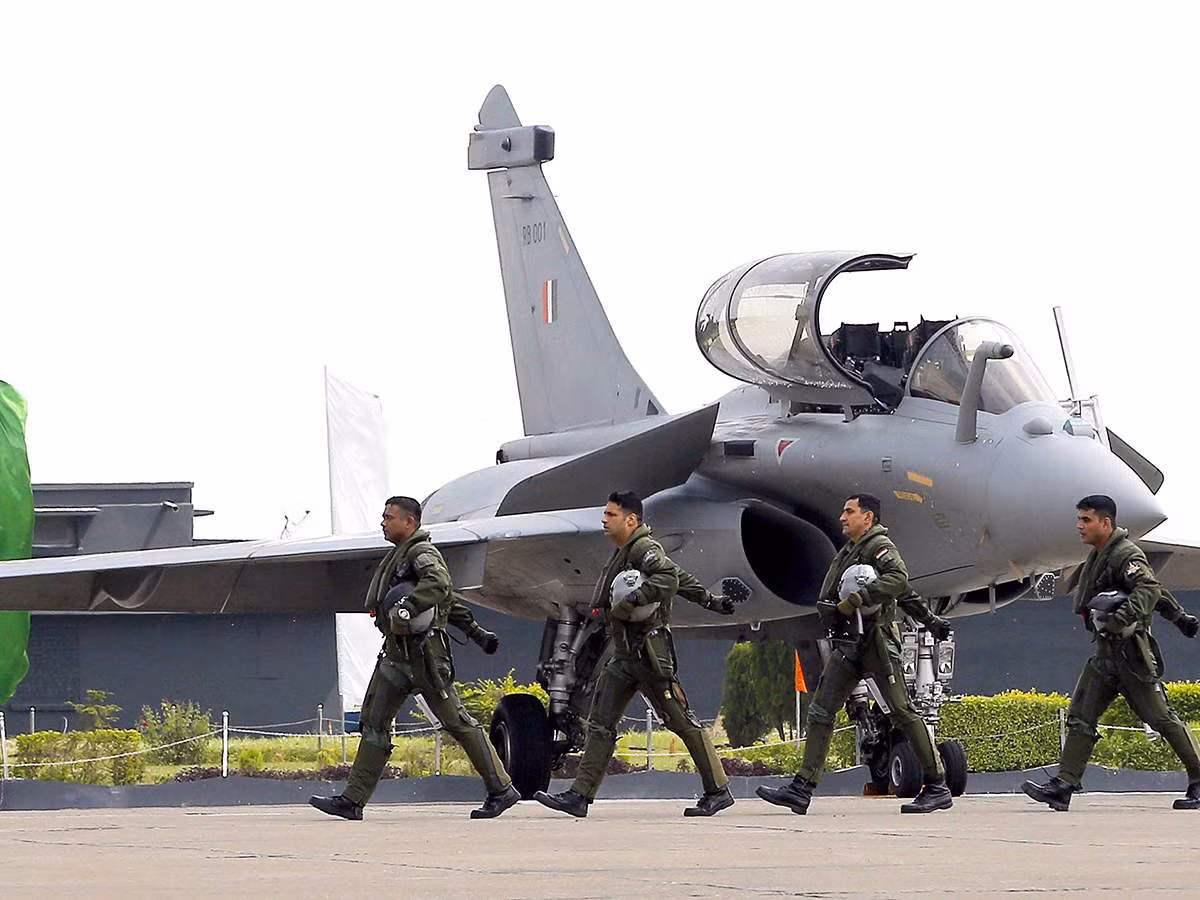 Rafale sử dụng 2 động cơ phản lực cánh quạt M88-2 do công ty Snecma của Pháp sản xuất; tốc độ bay tối đa đạt Mach 1,8; tầm bay tối đa 3.700 km, bán kính chiến đấu 1.850 km. Rafale có thể tiếp nhiên liệu trên không, do vậy bán kính chiến đấu có thể tăng lên. Ảnh: Máy bay chiến đấu Rafale - Nguồn: Wikipedia.