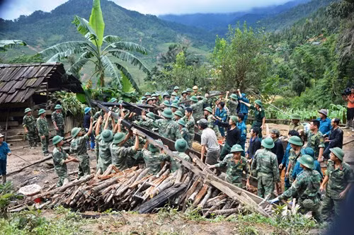 Bước vào thời đại mới, đất nước đã không còn tiếng súng quân thù nhưng không phải vì thế mà trọng trách của những người chiến sĩ bớt đi nặng nhọc. Họ vừa phải ra sức huấn luyện và sẵn sàng chiến đấu cao nhất để bảo vệ Tổ quốc, bên cạnh đó còn phải làm công tác dân vận, bảo vệ và giúp đỡ nhân dân khi gặp khó khăn, khắc phục hậu quả sự cố thiên tai, xây dựng các công trình dân sinh,… Ảnh: Bộ đội giúp người dân dựng lại nhà cửa.