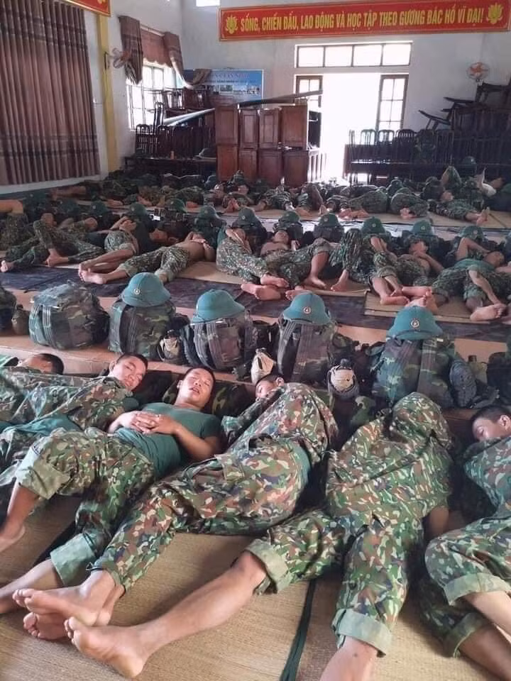 Những người lính bộ đội cụ Hồ, dù bất kể trong thời bình hay thời chiến, đều mang trên mình một trọng trách nặng nề đó là chiến đấu vì Tổ quốc, vì nhân dân. Và họ cũng luôn quyết tâm hết sức, sẵn sàng chịu đựng, hi sinh quên mình để luôn luôn hoàn thành xuất sắc trọng trách được giao phó, để luôn luôn làm tốt mọi nhiệm vụ mà Đảng, Chính phủ và nhân dân giao phó, kế thừa và tiếp nối những truyền thống vô cùng quý báu của các bậc cha chú truyền lại. Ảnh: Giấc ngủ vội vã của chiến sĩ tham gia công tác cứu hộ cứu nạn tại Rào Trăng 3.