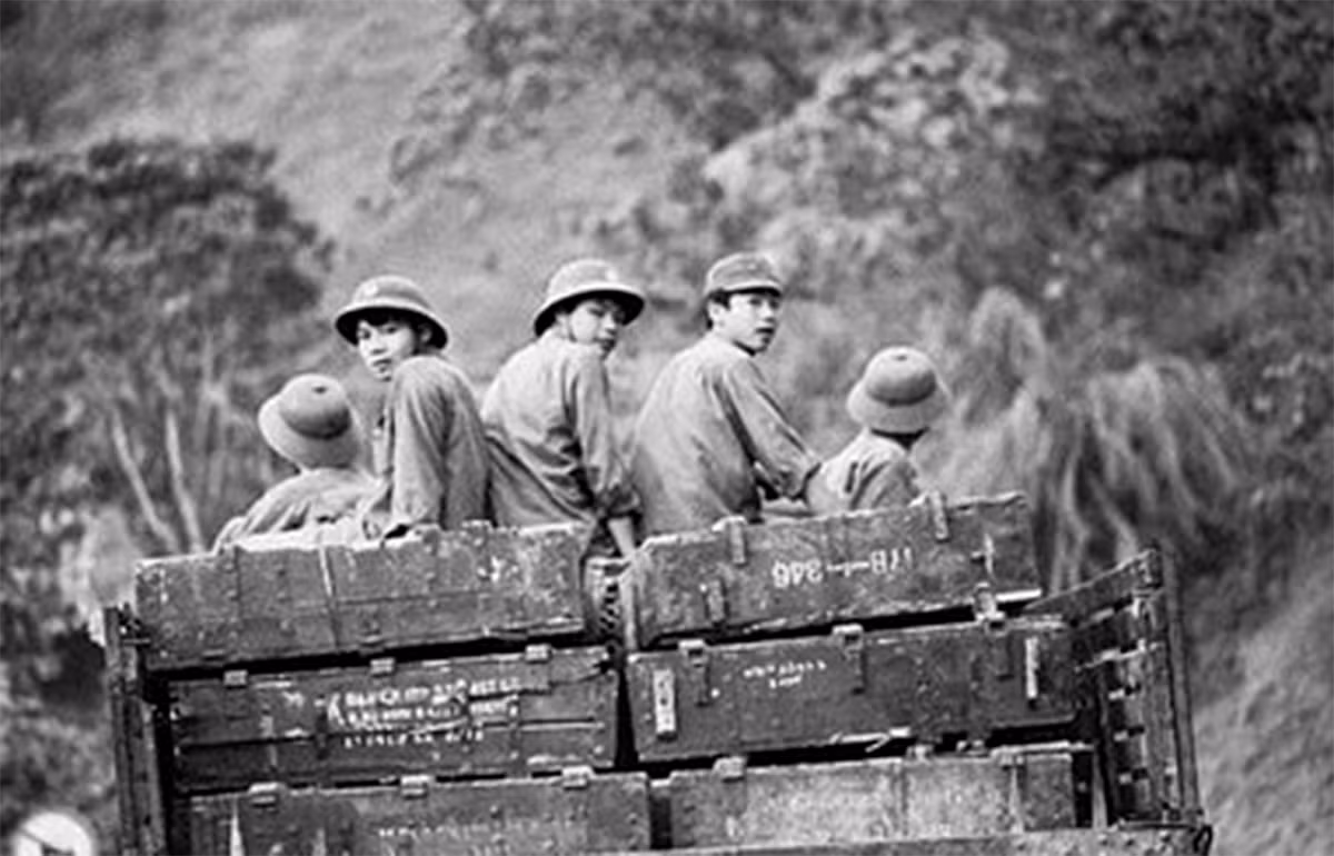 Đầu năm 1979, nhận thấy bè lũ Pol Pot đồng minh của mình đang bị quân ta đánh cho thiệt hại nặng nề, bọn bành trướng Bắc Kinh do Đặng Tiểu Bình cầm đầu lại tập hợp lực lượng đông đảo, tràn sang biên giới Việt Nam nhằm tạo áp lực cho ta phải rút quân về nước, cùng tuyên bố huênh hoang rằng sẽ dạy cho Việt Nam một bài học. Kết quả là chúng vấp phải sự phản kháng quyết liệt của quân và dân ta, bị thất bại ê chề với tổn thất to lớn và rút về nước, không thể cứu nguy được cho Campuchia. Ảnh: Chiến sĩ Việt Nam trên đường ra trận tuyến chống quân Trung Quốc.