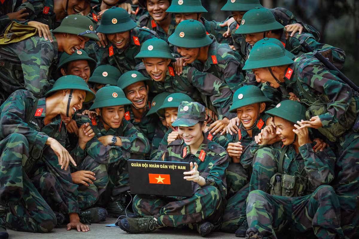 Năm nay tròn kỉ niệm 76 năm ngày thành lập Quân đội Nhân dân Việt Nam. Trải qua một thời gian dài rèn luyện và trưởng thành, người chiến sĩ cách mạng trong thời đại mới hiện nay vẫn luôn giữ vững và tiếp nối truyền thống anh hùng đáng quý của những thế hệ cha ông đi trước. Họ là những người bộ đội cụ Hồ bất kể là trong thời bình hay thời chiến vẫn luôn sẵn sàng hi sinh thân mình cho độc lập tự do của Tổ quốc, cho bình yên của nhân dân. Ảnh: Những người chiến sĩ Việt Nam trong thời đại mới.