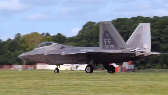 Trong khi các máy bay chiến đấu F-22A Raptor và máy bay chiến đấu F-35B Lightning II của Không quân Mỹ tham gia huấn luyện tại Nhật Bản, Hải quân Mỹ đã điều động tàu khu trục mang tên lửa dẫn đường USS Barry (DDG-52), để thực hiện các hoạt động tuần tra trên khắp eo biển Đài Loan.