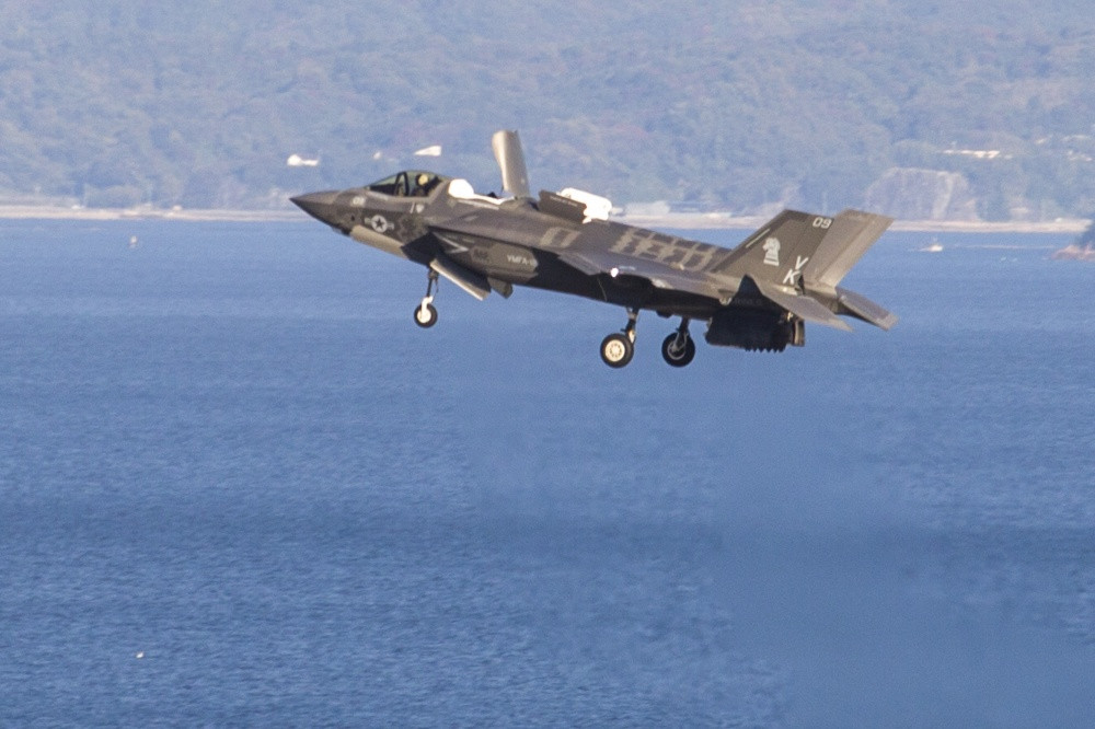 Sự tương tác của F-35B của Thủy quân lục chiến Mỹ và F-22A của Không quân Mỹ đặt ra một mối đe dọa rất lớn với tham vọng của Trung Quốc. Trong khi chỉ có 2 máy bay chiến đấu F-22A Raptor được triển khai ở Iwakuni, thì còn 10 chiếc F-22A Raptor khác sẵn sàng tại Căn cứ Không quân Anderson ở Guam.