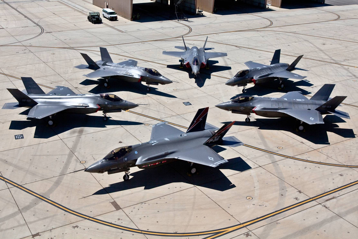 F-35B là máy bay chiến đấu thế hệ thứ năm, với khả năng tác chiến mạng cực mạnh. Tiêm kích 22A Raptor có thể hỗ trợ khả năng tác chiến toàn diện cho các hoạt động của F-35B. Trên thực tế, F-35B không hề kém F-22A; về tầm bay và hệ thống điện tử hàng không, F-35B còn có lợi thế hơn.