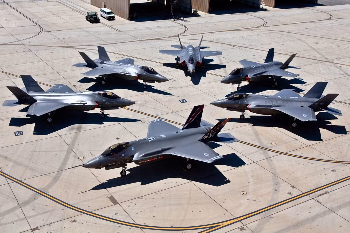 F-35B là máy bay chiến đấu thế hệ thứ năm, với khả năng tác chiến mạng cực mạnh. Tiêm kích 22A Raptor có thể hỗ trợ khả năng tác chiến toàn diện cho các hoạt động của F-35B. Trên thực tế, F-35B không hề kém F-22A; về tầm bay và hệ thống điện tử hàng không, F-35B còn có lợi thế hơn.