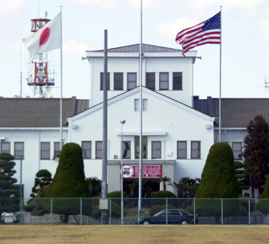 Căn cứ Iwakuni là cơ sở quân sự lớn nhất của Mỹ tại Nhật Bản, trên danh nghĩa căn cứ này là một bộ phận của Thủy quân lục chiến Mỹ, nhưng Hải quân Mỹ cũng có một số lượng lớn thiết bị được triển khai tại đây, bao gồm một số lượng lớn máy bay hoạt động trên tàu sân bay của Hải quân Mỹ.