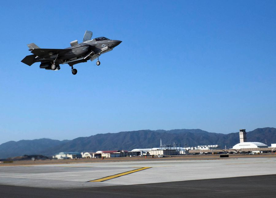 Bắt đầu từ tháng 9/2020, Phi đội tiêm kích 242 của Thủy quân lục chiến Mỹ đóng tại Iwakuni cũng bắt đầu đổi sang tiêm kích F-35B Lightning 2. Như vậy, số tiêm kích F-35B của Mỹ trên chuỗi đảo đầu tiên, đã tăng gấp đôi; tạo sức ép trực tiếp lên Trung Quốc.