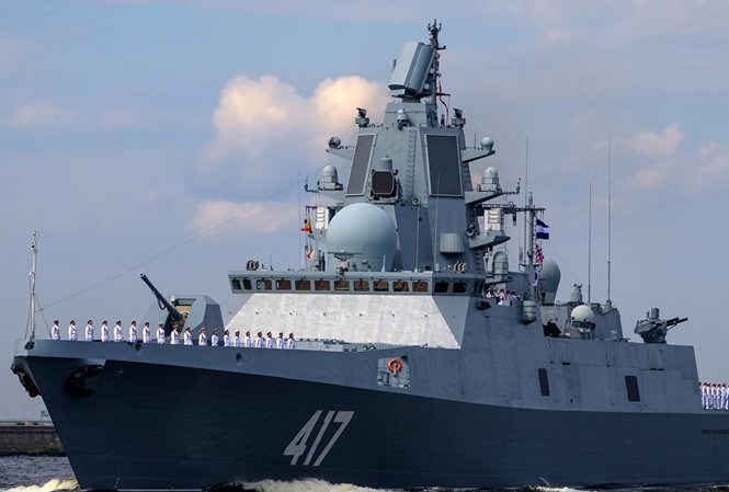 Không giống như Liên Xô, Nga đã tự định vị mình là một “nước nhỏ.” Vì vậy, một khi đối mặt với những vấn đề lịch sử này, Nga sẽ tự cho mình là một nước nhỏ và sẽ không nằm trong tầm “để ý của Mỹ”. Điều này nhằm hạn chế những căng thẳng, có thể dẫn đến xung đột. Ảnh: Tàu Đô đốc Gorshkov của Hải quân Nga –– Nguồn: Topwar