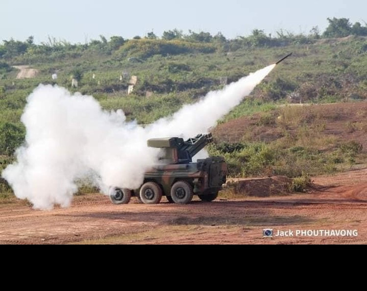 Trong đó, đáng chú ý về phòng không lục quân là việc Lào đã nhập khẩu các tổ hợp phòng không tầm thấp Thiên Long 6 từ Trung Quốc cho nhiệm vụ làm ô phòng không che đầu đội hình lục quân tác chiến. Tổ hợp sử dụng một bệ phóng tên lửa tích hợp radar và khối quang điện quan sát chỉ thị mục tiêu, có khả năng tiêu diệt các mục tiêu bay tầm thấp như UAV, trực thăng, cường kích, tiêm kích bổ nhào,… và được đặt trên khung gầm xe thiết giáp việt dã 6x6 có khả năng bơi giúp vô cùng thuận tiện trong di chuyển cơ động. Ảnh: Tổ hợp Thiên Long 6 của Lào khai hỏa trong diễn tập.