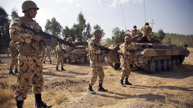 Giới quan sát quân sự nhận định, từ những dấu hiệu cho thấy, Iran có thể sẵn sàng chuẩn bị can thiệp toàn diện vào cuộc xung đột giữa Azerbaijan và Armenia, và mục tiêu cuối cùng của nước này là đối đầu với Thổ Nhĩ Kỳ đứng "chống lưng" cho phía Azerbaijan. Ảnh: Quân đội Iran triển khai tại biên giới với Armenia - Nguồn: IRNA