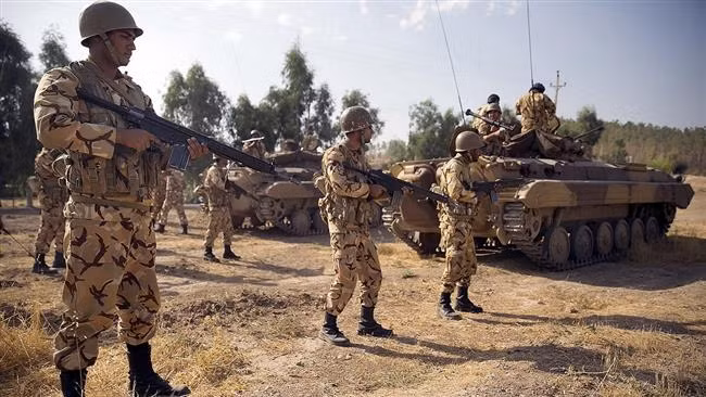 Giới quan sát quân sự nhận định, từ những dấu hiệu cho thấy, Iran có thể sẵn sàng chuẩn bị can thiệp toàn diện vào cuộc xung đột giữa Azerbaijan và Armenia, và mục tiêu cuối cùng của nước này là đối đầu với Thổ Nhĩ Kỳ đứng "chống lưng" cho phía Azerbaijan. Ảnh: Quân đội Iran triển khai tại biên giới với Armenia - Nguồn: IRNA