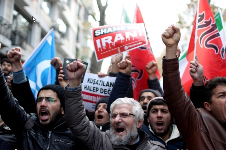 Tại khu vực Trung Đông, Thổ Nhĩ Kỳ luôn cạnh tranh với Iran để chiếm quyền "anh cả" trong khu vực; hai quốc gia "bằng mặt nhưng không bằng lòng"; hành động liên tục bắn rơi UAV và cả máy bay chiến đấu của Azerbaijan cũng là lời cảnh báo của Iran với tham vọng của Thổ Nhĩ Kỳ. Ảnh: Biểu tình ở thành phố Istanbul của Thổ Nhĩ Kỳ phản đối sự tham gia của Iran trong cuộc xung đột Syria - Nguồn: Sedat Suna/EPA