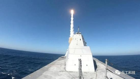 Một tên lửa phòng không Standard-2 Block IIIAZ đã được phóng từ khu trục hạm USS Zumwalt (DDG1000). Đây là vụ phóng thử tên lửa đầu tiên của tàu, sau gần 4 năm đưa vào biên chế. Một số phương tiện truyền thông cho rằng, đợt bắn thử này đánh dấu con tàu đã bắt đầu phát huy hiệu quả chiến đấu; nhưng trên thực tế, vẫn còn quá sớm để con tàu có thể trực chiến - Nguồn ảnh: Sina