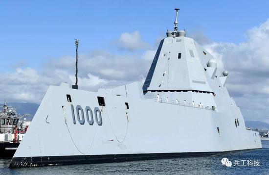 Là tàu chiến đấu mặt nước cỡ lớn, có công nghệ tiên tiến nhất trên thế giới, con tàu là kết tinh của công nghệ mới từ thân tàu, động cơ, liên lạc hoa tiêu, liên lạc mạng, radar dẫn đường, hệ thống vũ khí... phần lớn lần đầu đưa vào sử dụng - Nguồn ảnh: Hải quân Sina.