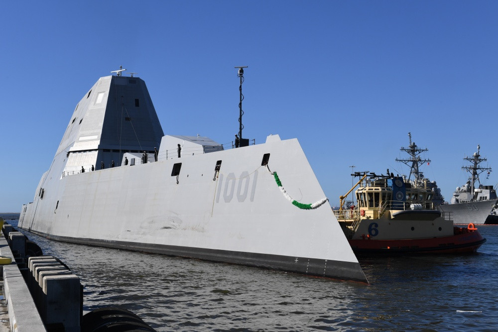 Chiếc Zumwalt thứ hai mang tên USS Michael Monsour (DDG1001) vẫn chưa được biên chế vào Hải quân Mỹ. Hệ thống động lực của đoàn tàu bị hỏng, máy chính phải thay thế gấp, những lần chạy thử trên biển sau đó cũng thường xuyên gặp sự cố, hệ thống cung cấp điện bị đứt quãng - Nguồn ảnh: Hải quân Mỹ.