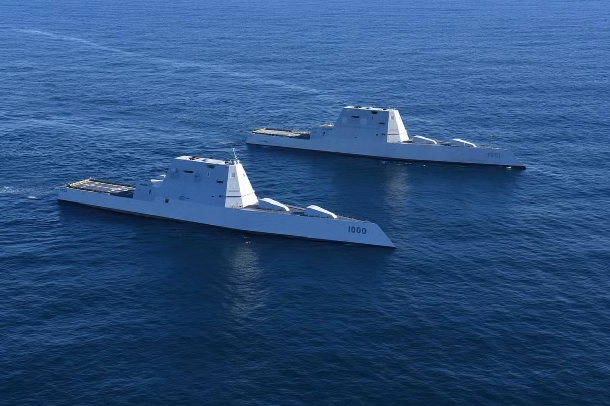 Hình dáng của Zumwalt cũng rất giống chuyện khoa học viễn tưởng, nó hiện là tàu chiến duy nhất trên thế giới có boong kín hoàn toàn và mũi tàu xuyên sóng, trên bề mặt thân tàu hầu như không có phần lồi lõm, nên không có khả năng phản xạ radar, nên có khả năng tàng hình siêu hạng - Nguồn ảnh: Hải quân Mỹ.