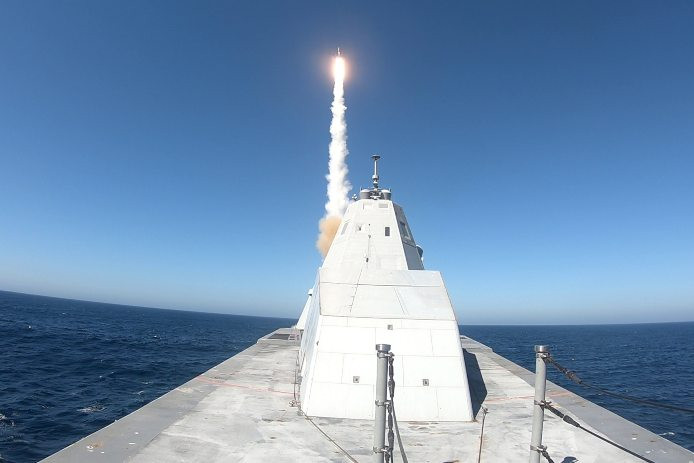 Tuy nhiên Standard-2 Block IIIAZ không phải là một phiên bản nâng cấp mạnh, vì Zumwalt đã bỏ radar tìm kiếm diện rộng trong radar băng tần kép, và chỉ còn lại radar SPY-3 băng tần X. Hiệu suất của Block IIIAZ cũng chỉ tương đương với tên lửa Block IIIA, được sử dụng bởi các tàu chiến khác của Mỹ - Nguồn ảnh: Hải quân Mỹ.