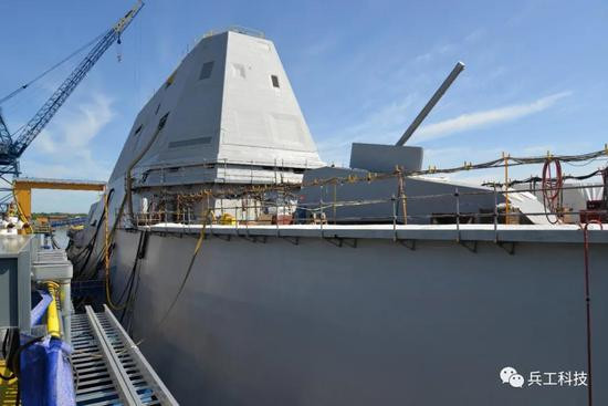 Để thực hiện các cuộc tấn công hải đối đất tầm xa, ngoài việc tích hợp tên lửa hành trình Tomahawk trong hệ thống phóng thẳng đứng MK57, tàu còn được trang bị 2 khẩu pháo điện từ 155mm, đồng thời đã phát triển loại đạn tấn công đất liền tầm xa (LRLAP) - Nguồn ảnh: Sina.