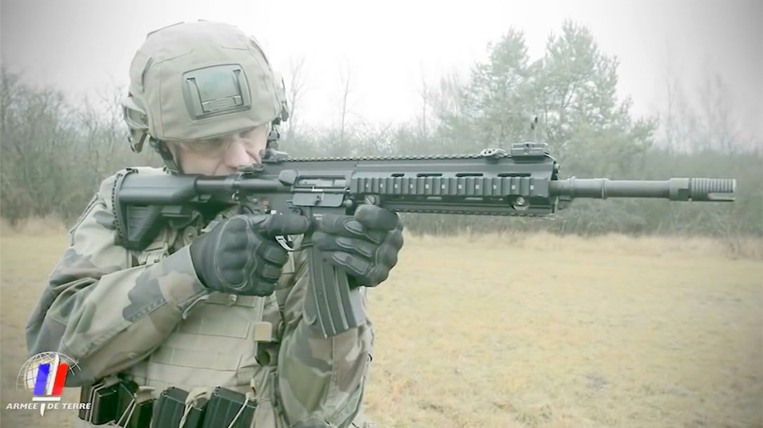 Phía cửa thoát vỏ đạn của HK-416F có một nắp chắn bụi, có thể đóng mở bằng tay; ngoài ra có một mấu làm lệch vỏ đạn hắt chéo ra phía trước, đảm bảo an toàn cho người bắn; nhất là những người thuận tay trái. Nguồn ảnh: Heckler &amp; Koch