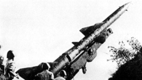 Tuy nhiên người Mỹ đã nhầm to nếu cả gan kéo dài chiến dịch, vì số tên lửa mà không quân Mỹ đếm được có hơn 2/3 là tên lửa ảo, tức là có nhấn nút phóng nhưng không có tên lửa, hệ thống điện tử của máy bay Mỹ chỉ biết đếm số lần phóng mà không kiểm chứng được có tên lửa thật được phóng đi hay không. Ảnh: Bộ đội tên lửa chiến đấu bảo vệ Thủ đô năm 1972 - Nguồn: LSVN