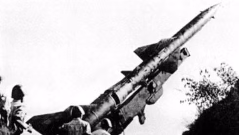 Tuy nhiên người Mỹ đã nhầm to nếu cả gan kéo dài chiến dịch, vì số tên lửa mà không quân Mỹ đếm được có hơn 2/3 là tên lửa ảo, tức là có nhấn nút phóng nhưng không có tên lửa, hệ thống điện tử của máy bay Mỹ chỉ biết đếm số lần phóng mà không kiểm chứng được có tên lửa thật được phóng đi hay không. Ảnh: Bộ đội tên lửa chiến đấu bảo vệ Thủ đô năm 1972 - Nguồn: LSVN