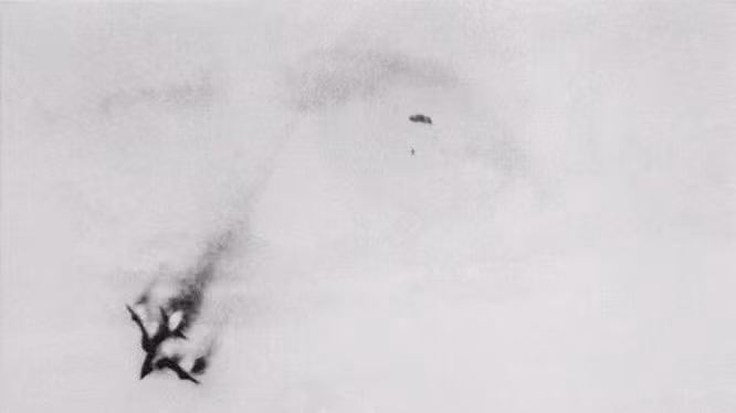 Trong chiến dịch này, tỷ lệ tổn thất về máy bay của Mỹ chỉ tính riêng máy bay ném bom B-52 đã lên tới 17,6% (34/193 chiếc) - cao hơn nhiều lần so với các lý thuyết được Không quân Mỹ thống kê từ các cuộc chiến trước đó. Ảnh: Máy bay Mỹ bị bắn cháy trong chiến dịch 12 ngày đêm - Nguồn: LSVN